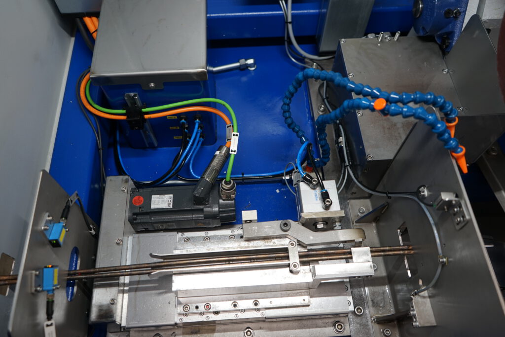 Detail-Bild Trennschneidmaschine Materialzuführung