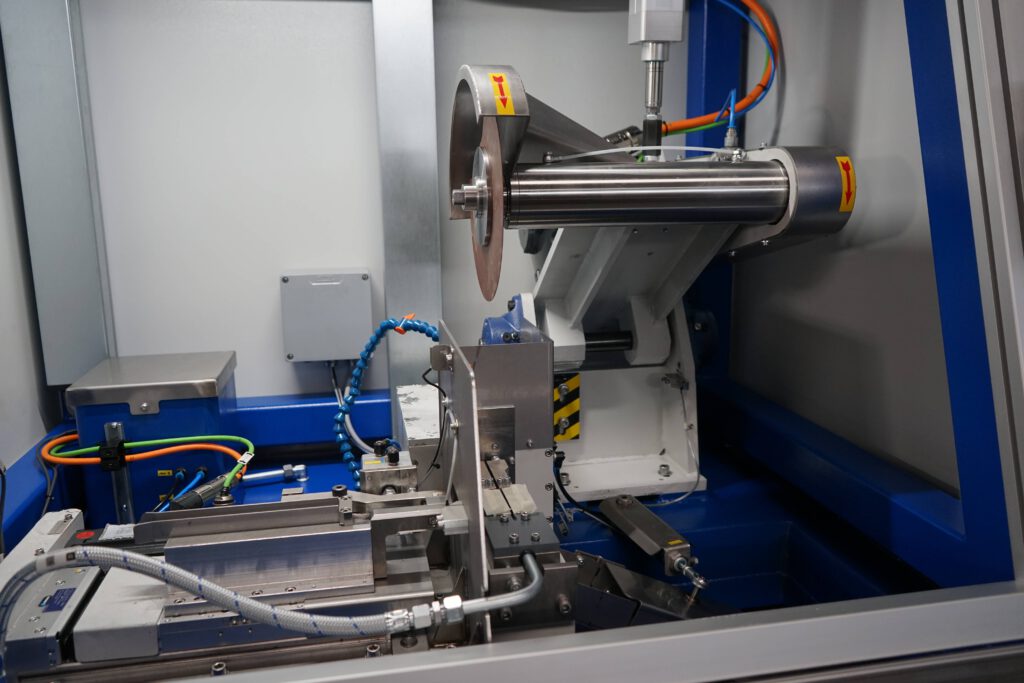Detail-Bild Trennschneidmaschine Innenraum mit Trennscheibe